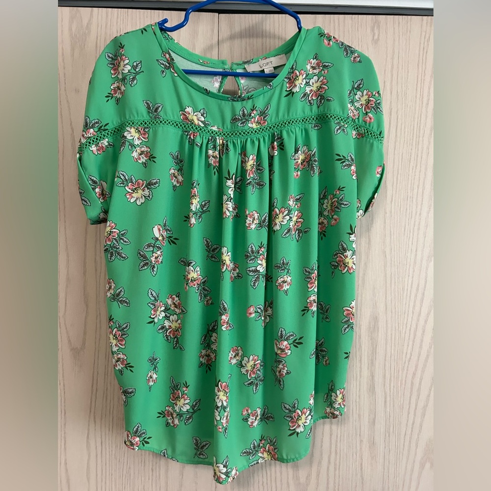 LOFT Green Floral Keyhole Short Sleeve Blouse